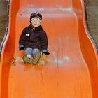 Bevölkerter Spielplatz im Herbst - Abwärts