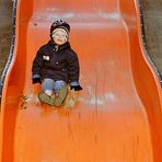 Bevölkerter Spielplatz im Herbst - Abwärts