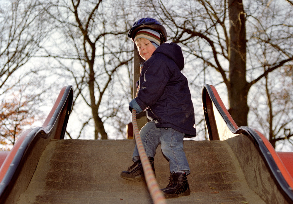 Bevölkerter Spielplatz im Herbst - Aufwärts