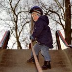 Bevölkerter Spielplatz im Herbst - Aufwärts