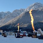 Bevor der Ballon zusammengebaut wird, werden die Brenner getestet, werde euch...