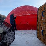 Bevor der Brenner angemacht wird, wird der Ballon mit kalter Luft aufgeblasen...