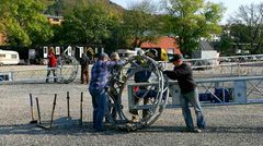 Bevor der Mast auf die Bodenankerplatte gesetzt wird muß der Ring übergestülpt werden.