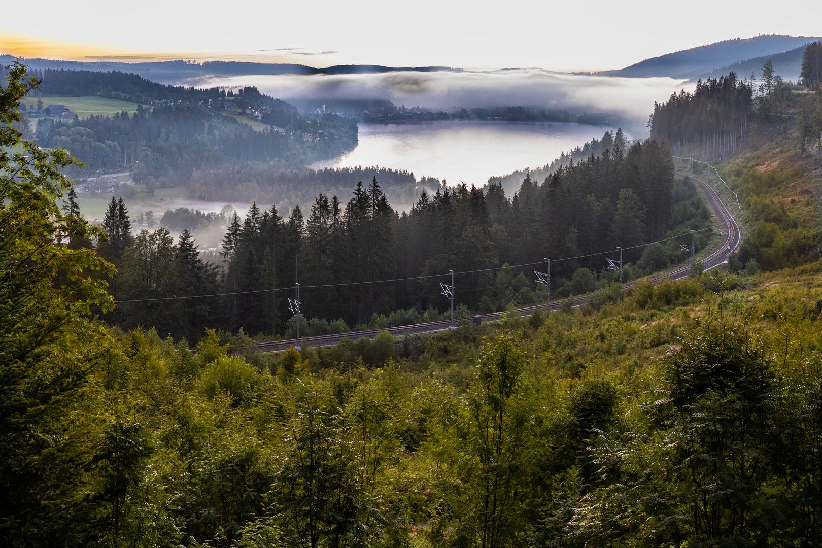 Bevor die Sonne aufgeht, hängt die fette Wolke überm Bergsee