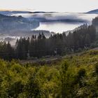 Bevor die Sonne aufgeht, hängt die fette Wolke überm Bergsee