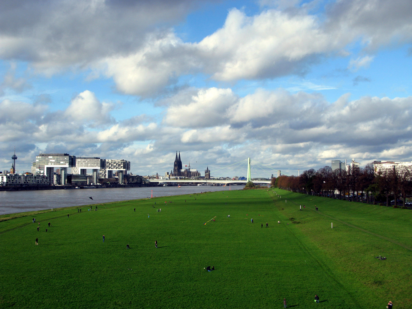 Bewegter Herbsthimmel über Köln