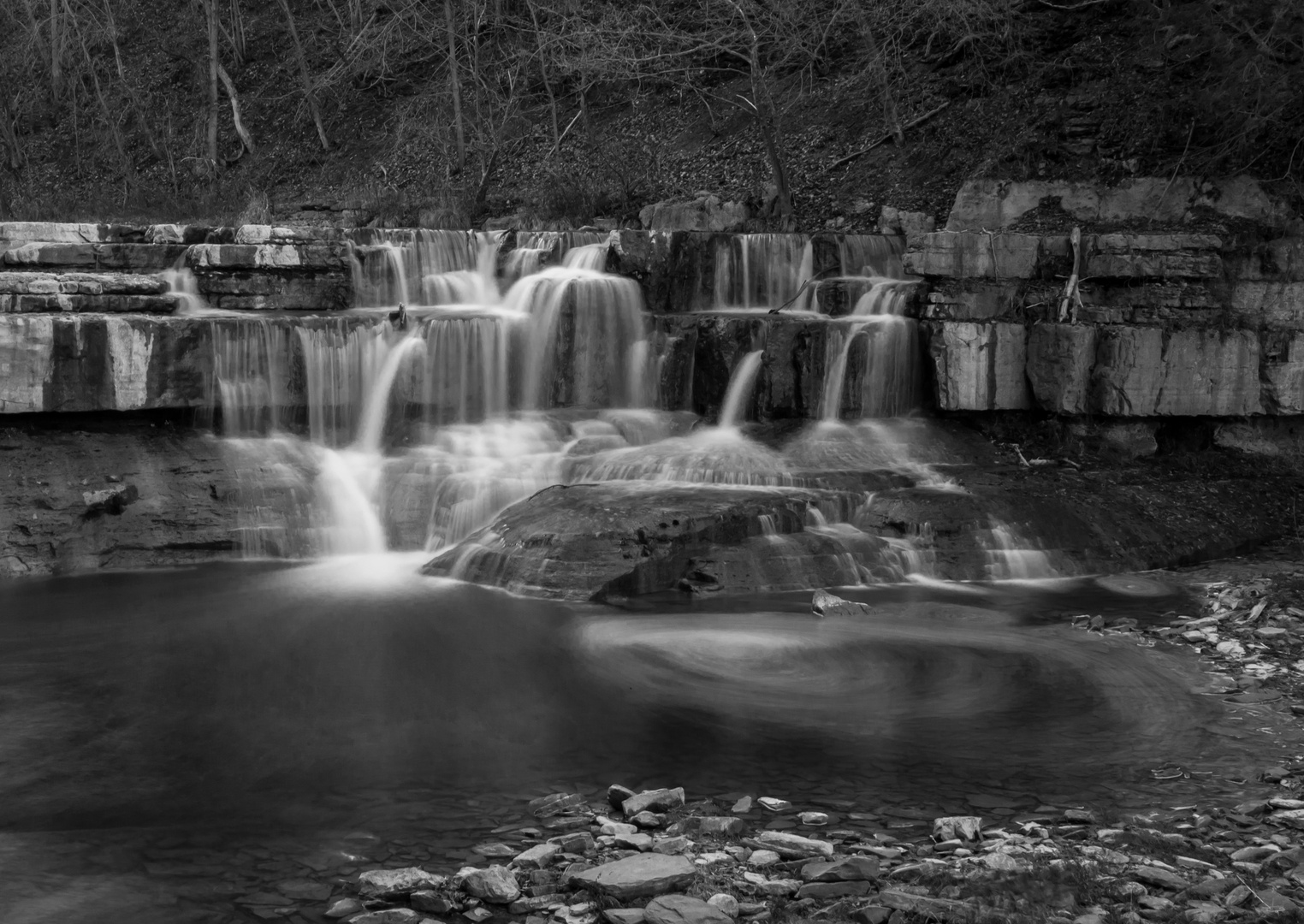 Bewegtes Wasser in schwarzweiß