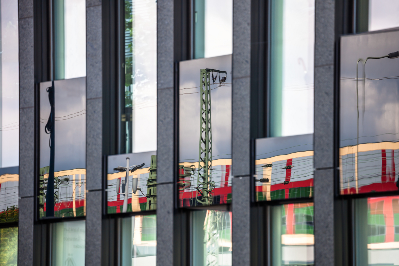 Bewegung In Der Architektur Foto Bild Bahn Brucke Gebaude Bilder Auf Fotocommunity