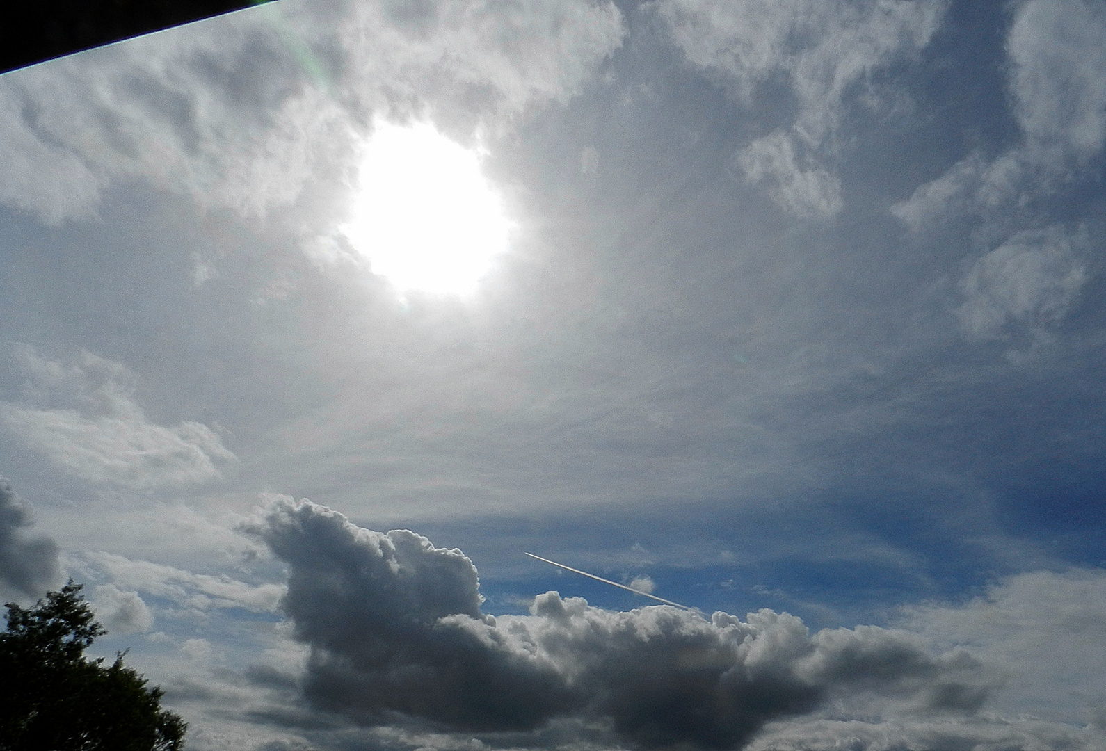 Bewölkter Himmel im April