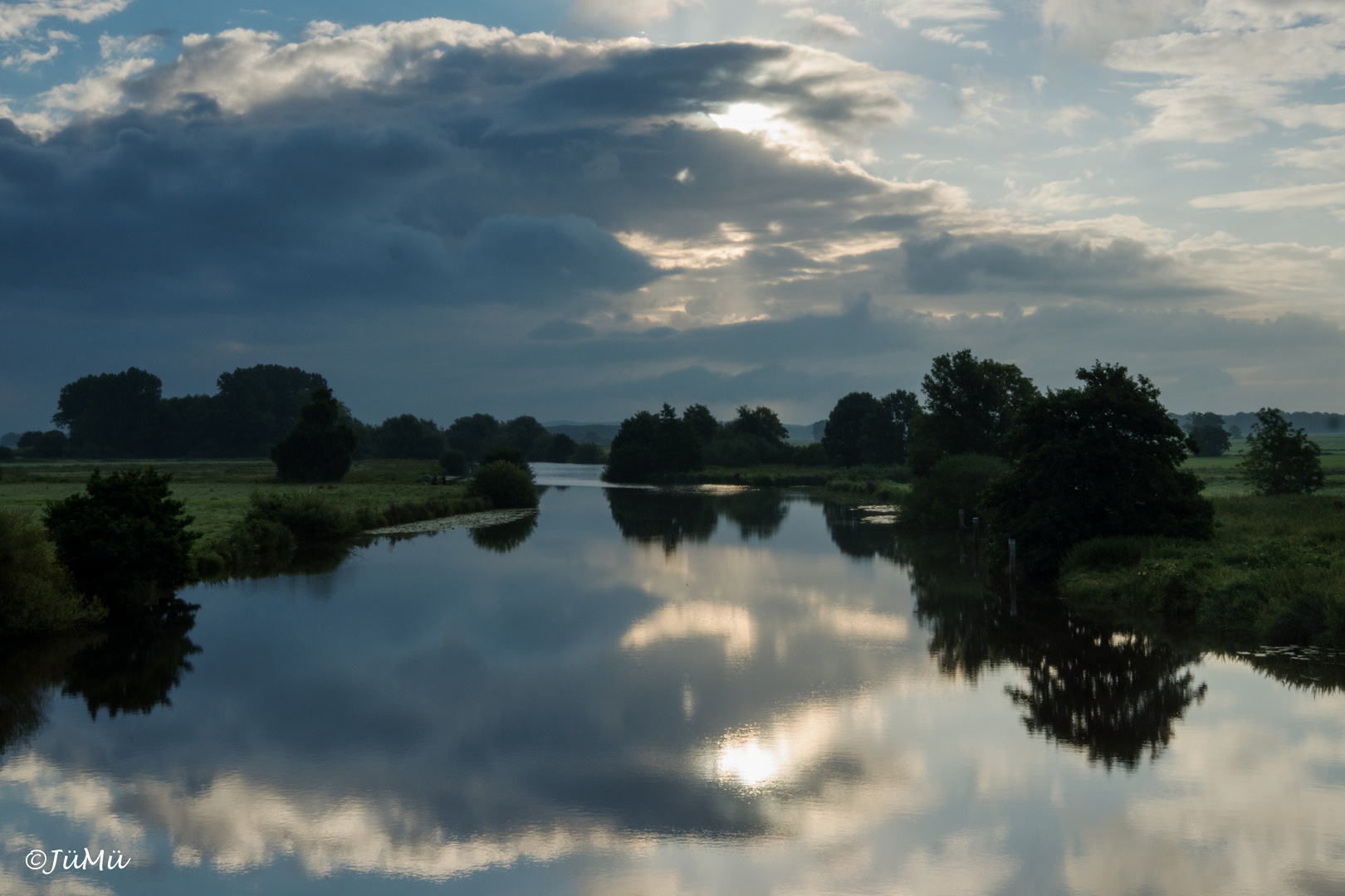 Bewölkter Himmel über der Hamme