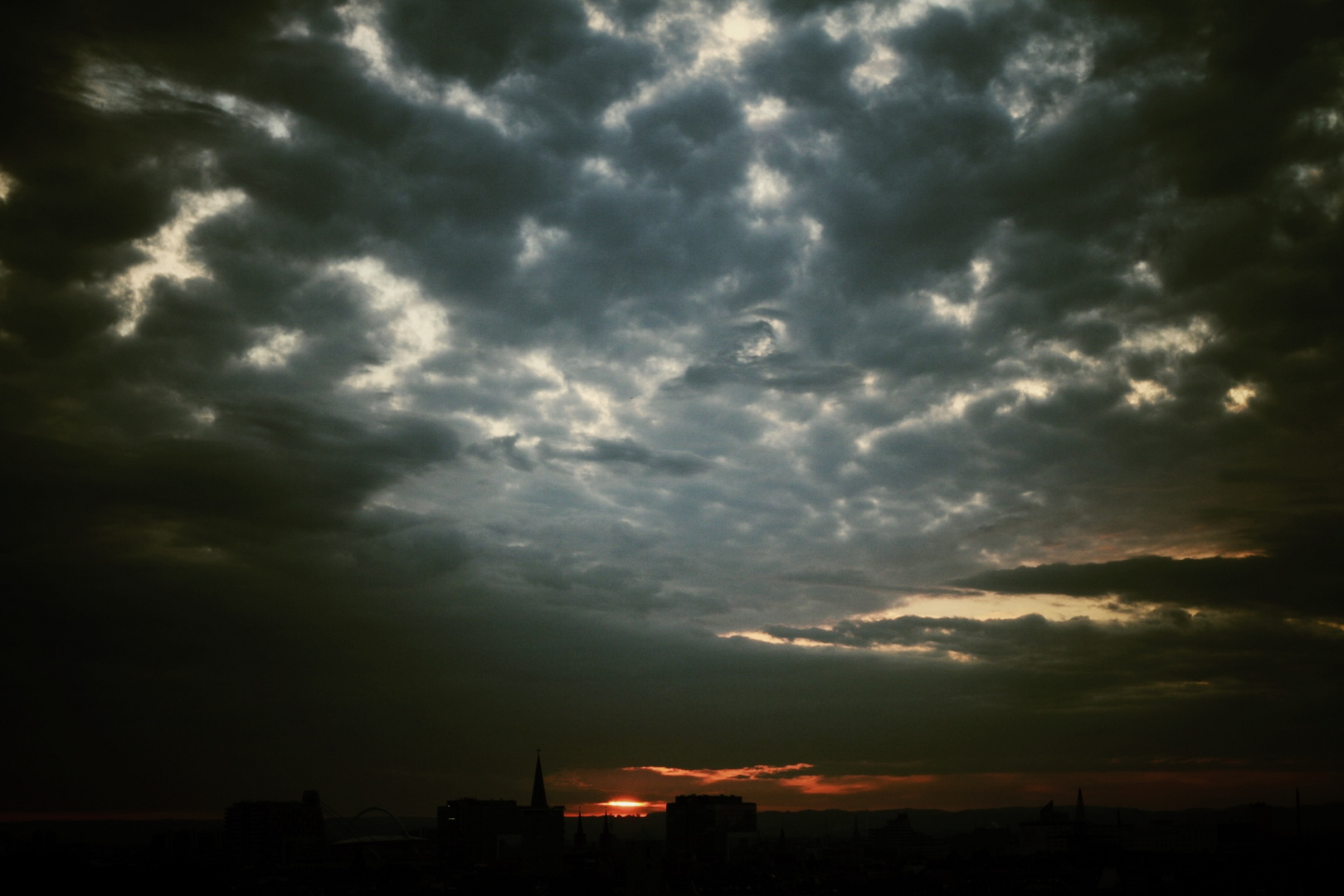 Bewölkter Sonnenaufgang Köln