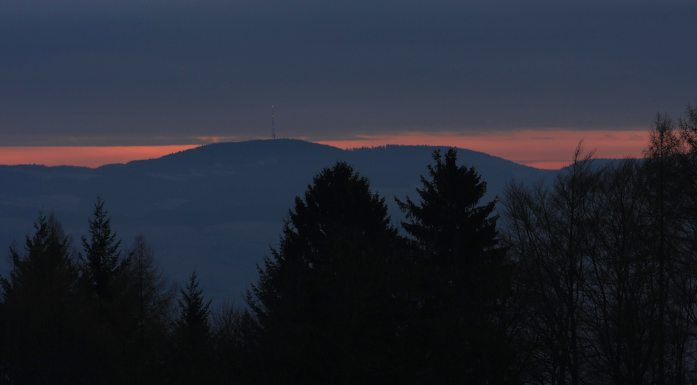 Bewölkter Sonnenaufgang über dem Odenwald