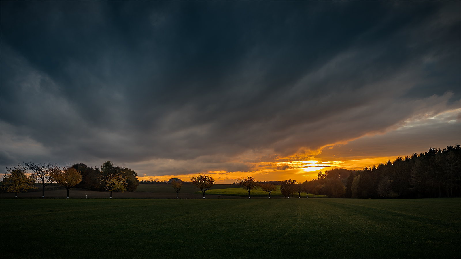 Bewölkter Sonnenuntergang