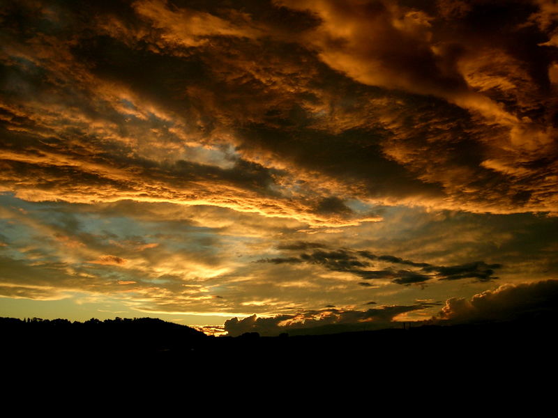 bewölkter Sonnenuntergang