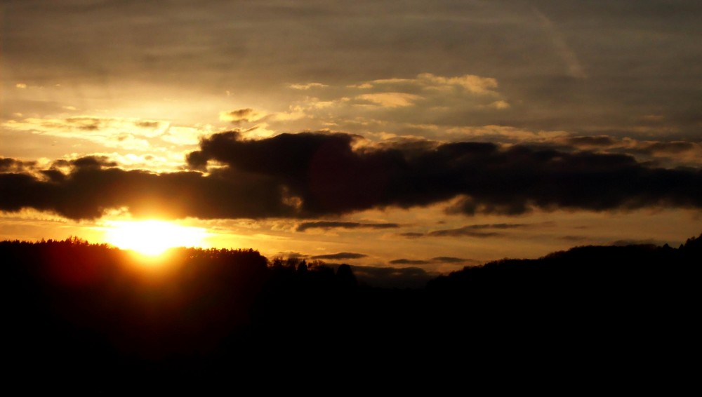 Bewölkter Sonnenuntergang