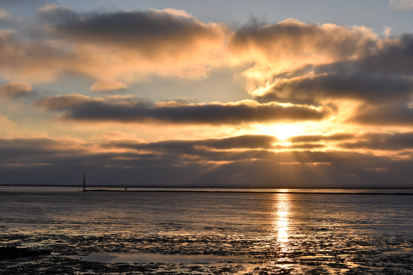 bewölkter Sonnenuntergang an der Nordsee