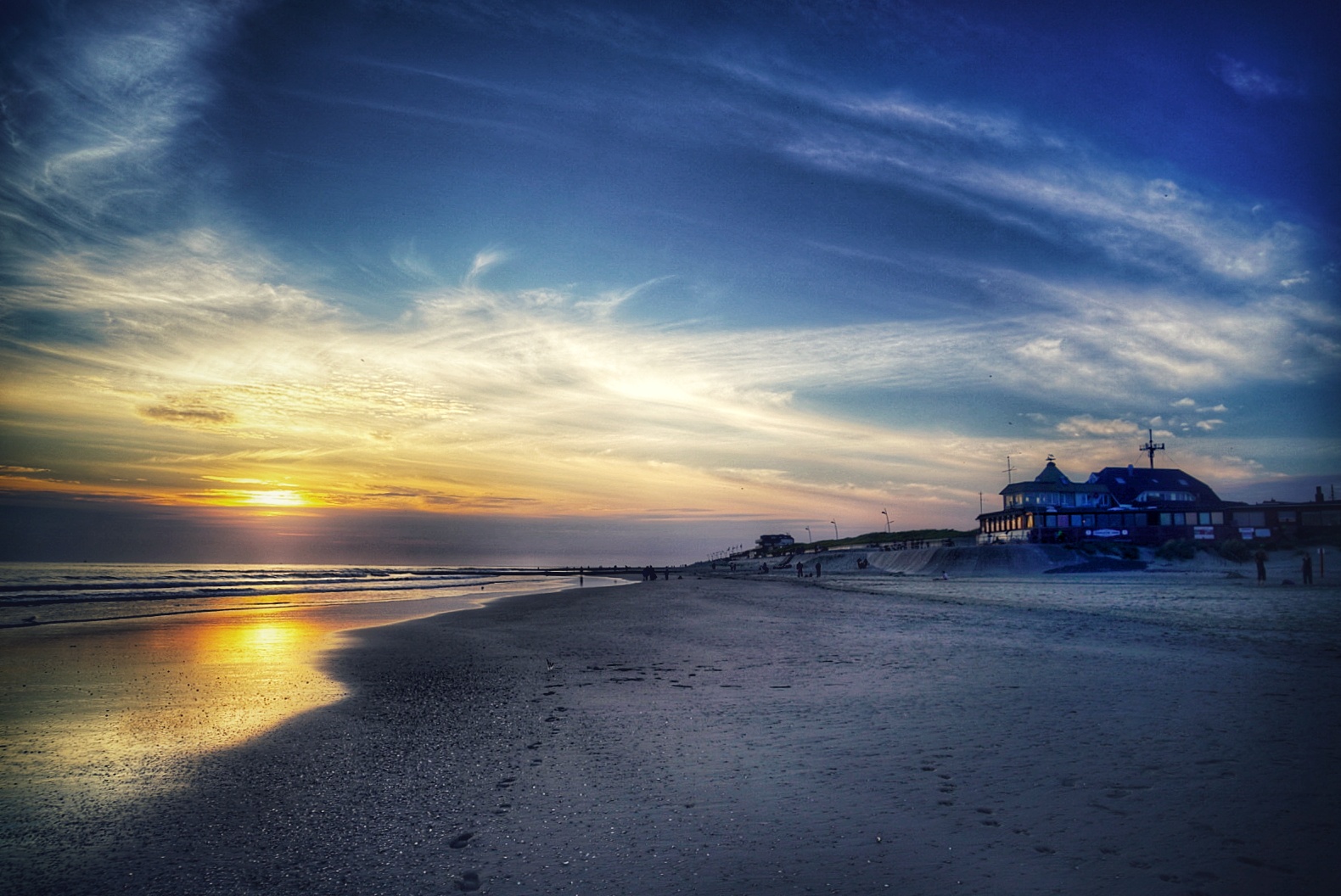 Bewölkter Sonnenuntergang auf Borkum 