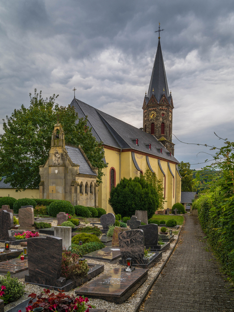 Bewölkter Tag am Friedhof