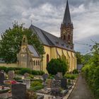 Bewölkter Tag am Friedhof