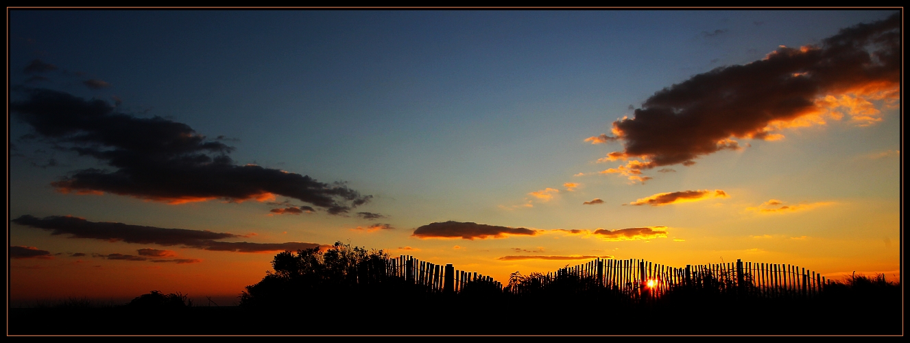 ... beyond the fence the evening falls ... / ...au-delà de la clôture le soir tombe ...