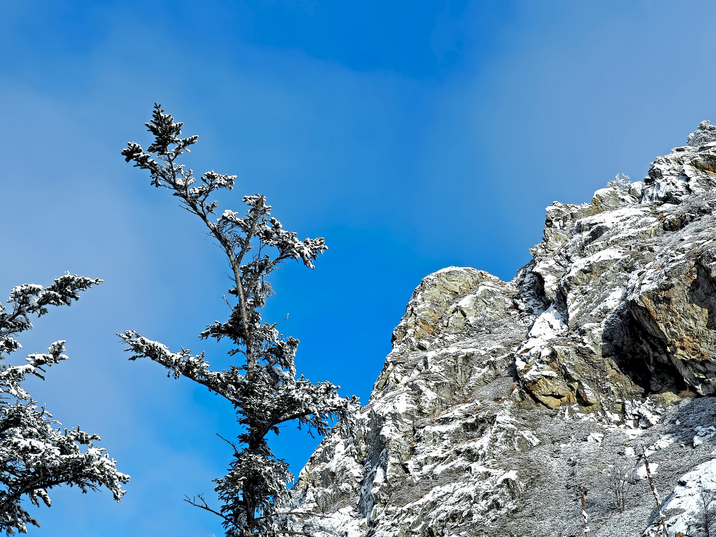 Bezaubernde Felsenlandschaft im verschneiten Hochgebirge ...