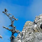 Bezaubernde Felsenlandschaft im verschneiten Hochgebirge ...