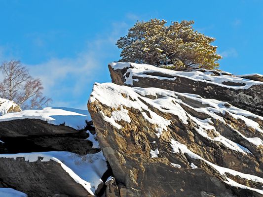Bezaubernde Felsenlandschaft in den verschneiten Bergen...