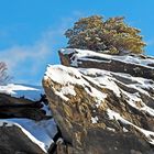 Bezaubernde Felsenlandschaft in den verschneiten Bergen...