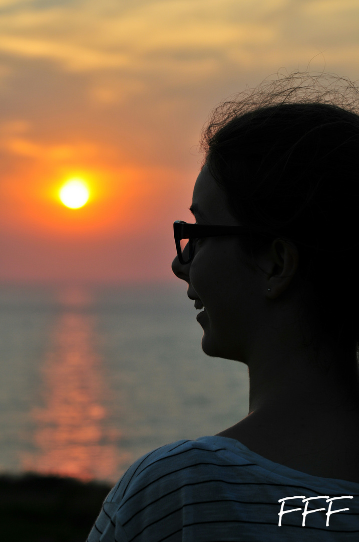 bezauberndes Lächeln am Meer