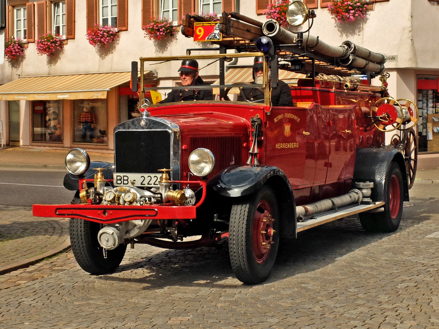 Bezirksfeuerspritze LF 12...