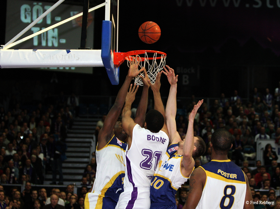 BG Göttingen vs. EWE Baskets Oldenburg reach out Foto & Bild