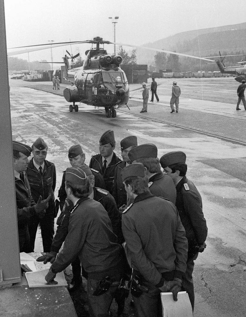 BG-Hubschrauberpiloten 1987 bei einem Briefing