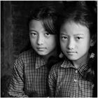 Bhaktapur Portrait Geschwister s/w 01