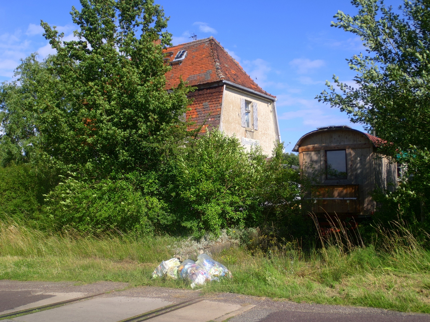 Bhf. Bühne-Güssefeld mit bevorstehender Müllabfuhr, 02.07.2014