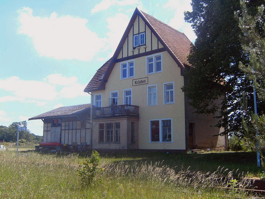 Bhf. Krüden mit Frau am Fenster, 03.06.2011