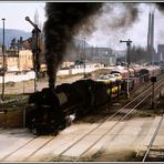 Bhf. Schwarza- Rudolstadt einst, die 41 1225 mit ein Nahgüterzug und Autos