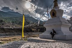 Bhutan - Haa - Licherstimmung am Fluss