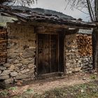 Bhutan - Haa-Tal - Holz vor der Hütten