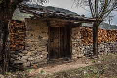 Bhutan - Haa-Tal - Holz vor der Hütten