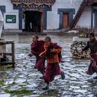 Bhutan, Junge Mönche auf der Flucht vor dem Regen