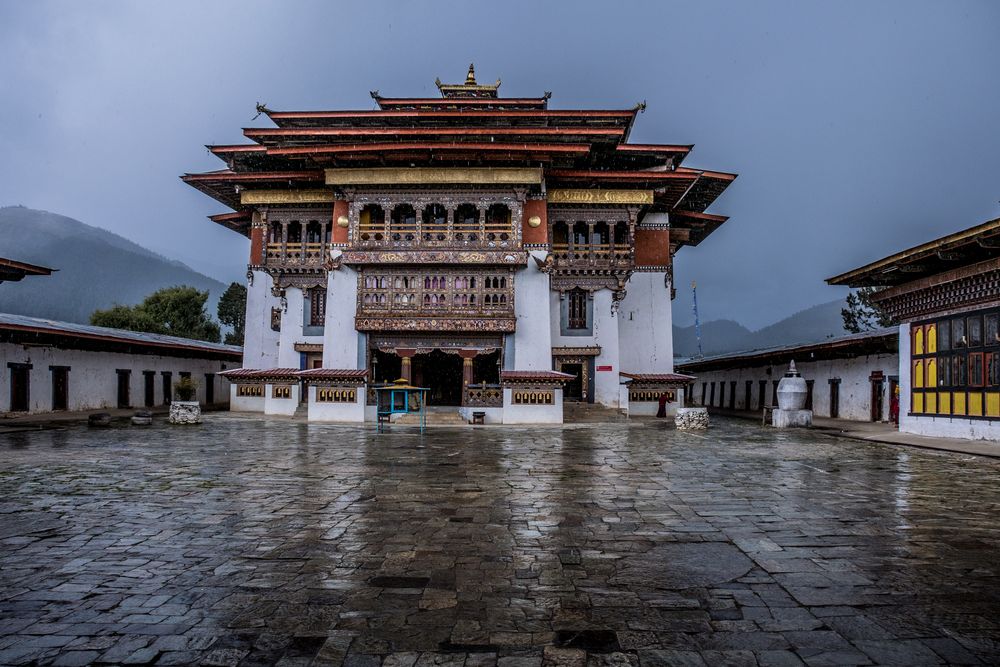 Bhutan Kloster Gangteng Sangsangchoeling bei Regen Foto ...