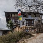 Bhutan - Paro - Bauernhaus mit Gebetsfahnen