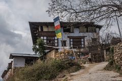 Bhutan - Paro - Bauernhaus mit Gebetsfahnen