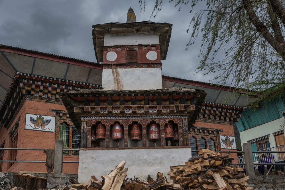 Bhutan - Paro - Chorten und Gebetsmühlen