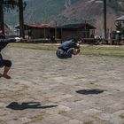 Bhutan - Paro - Die fliegenden Männer von Paro
