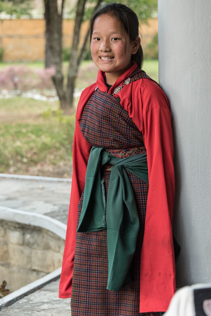 Bhutan - Paro - Neugierde eines Mädchens