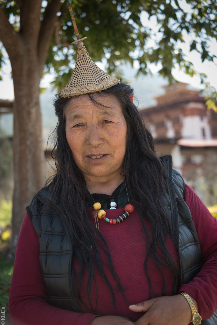 Bhutan - Punakha - Laya-Frau mit Bambushütchen