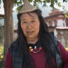 Bhutan - Punakha - Laya-Frau mit Bambushütchen