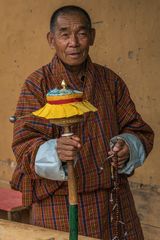 Bhutan -  Punakha - Pilger mit Gebetsmühle