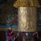 Bhutan - Punakha - Pungtang Dechen Photrang Dzong - Mönch an der Gebetsmühle